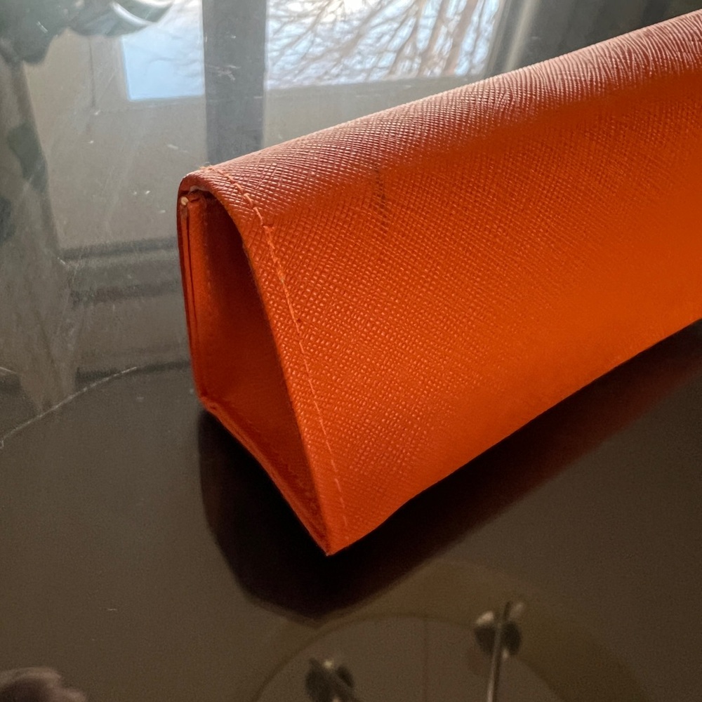 Tory Burch eyeglass case. Small scuff shown in pic.